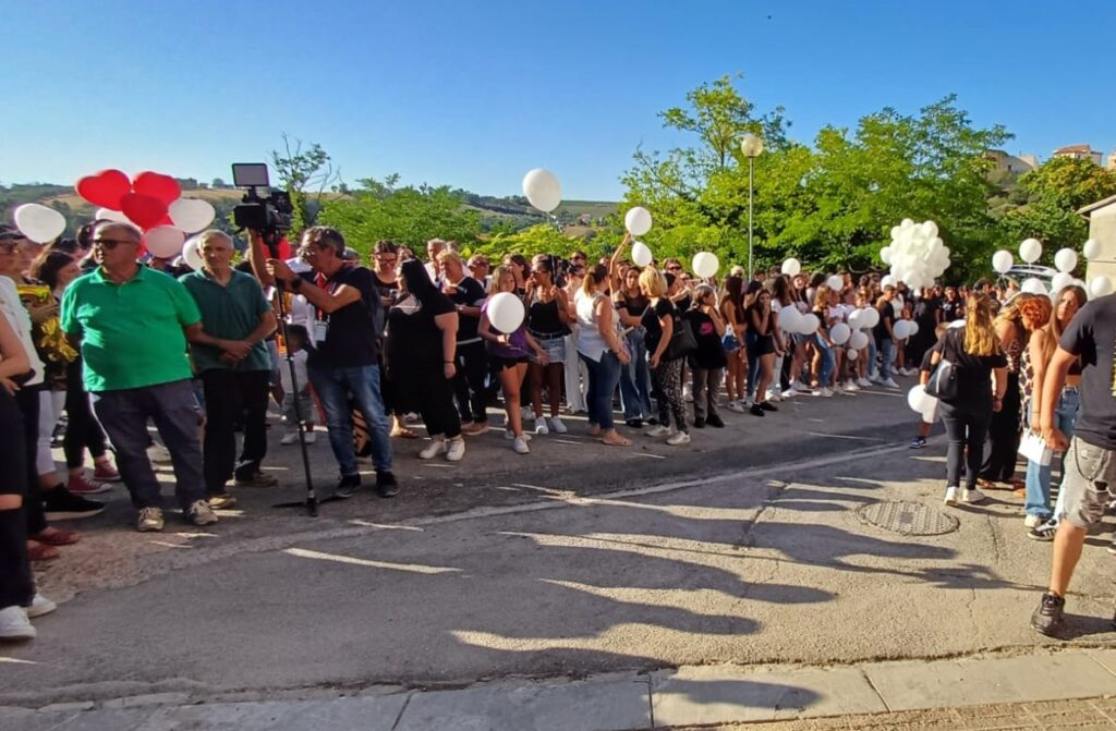 Palloncini Bianchi E La Musica Di Ultimo A Rosciano Per I Funerali Di