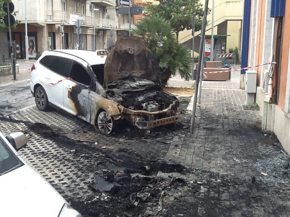 Auto incendiata
