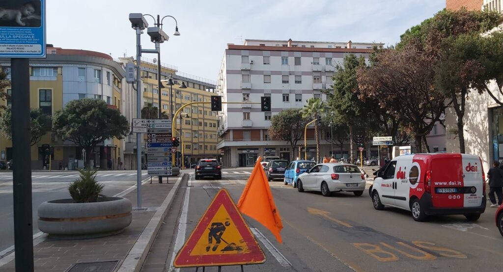 Pescara, in viale Pindaro il cartello stradale che segnala il semaforo è  ormai fatiscente